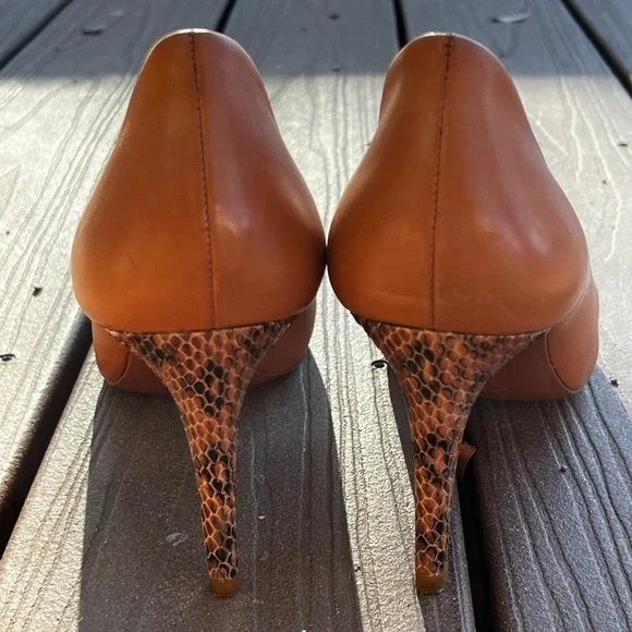 Tory Burch 🔥🔥🔥Rich Tan Leather Leopard Print accent pumps - Picture 4 of 12